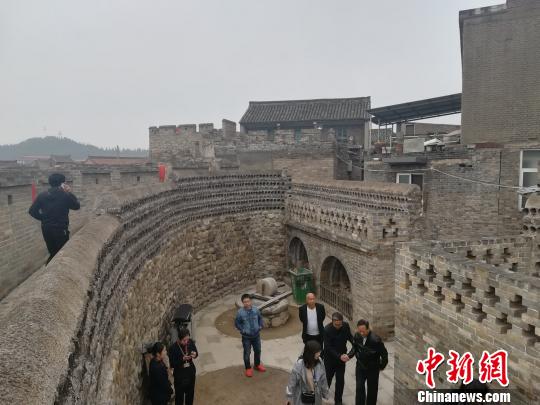 論壇開(kāi)幕之前,，與會(huì)專家參訪皇城相府,、郭峪古城、邸洎城,、天官王府等古堡民居,。　董慧欣 攝