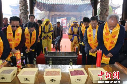 民眾祈福風調雨順,，五谷豐登,，國泰民安?！∪嘻惸?攝