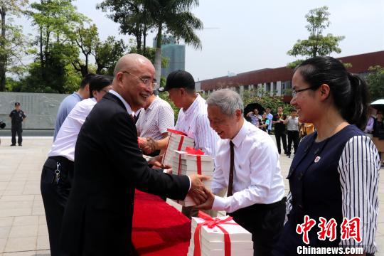 李德文董事長(zhǎng)給學(xué)校老師贈(zèng)送《論語新解》?！∥韩h 攝