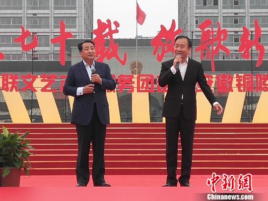 圖為姜昆(左)和戴志誠(右)搭檔,，表演相聲節(jié)目《樂在其中》,。　鐘欣 攝