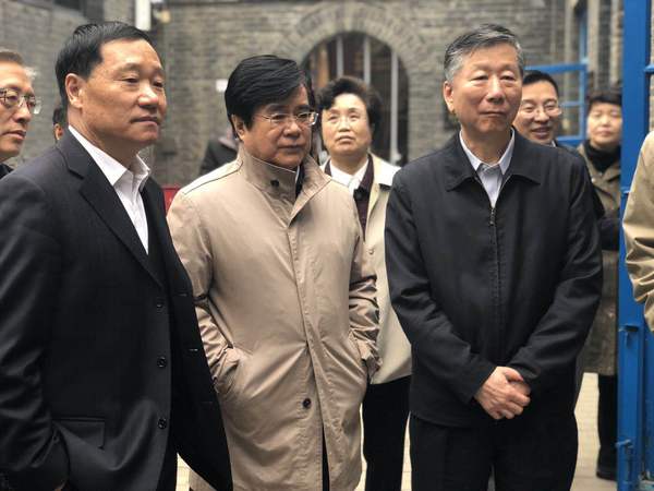三位主席的合影（左起：中國證監(jiān)會原主席肖鋼；原中國保監(jiān)會副主席周延禮,；原中國銀監(jiān)會主席尚福林,。）