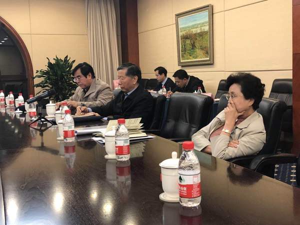 上兩圖均為：開到深夜的調(diào)研組內(nèi)部討論會,。2