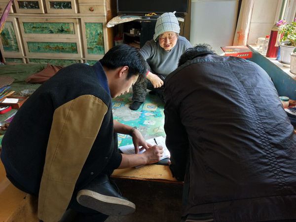 安圖縣明月鎮(zhèn)裕民村第一書記康寶鑫入戶走訪,，征求村民對發(fā)展庭院經(jīng)濟(jì)的意見