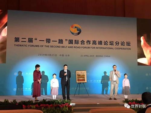 “針灸道，?？叼B(yǎng),，查歲時，遵天道……”在童聲朗誦針灸三字經(jīng)和中醫(yī)針灸主題歌曲《針艾世界》的背景音樂中,，兩位嘉賓緩緩走上臺。