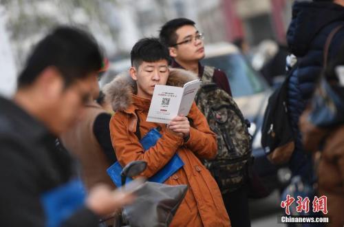 資料圖：考前爭分奪秒復(fù)習(xí)的考生們,。<a target='_blank' href='http://www.chinanews.com/'>中新社</a>記者 韋亮 攝