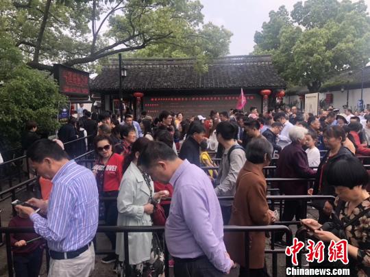 圖為“五一”小長(zhǎng)假期間,，紹興魯迅故里景區(qū)售票處,，游客正排隊(duì)購(gòu)票?！◆斠幻?攝