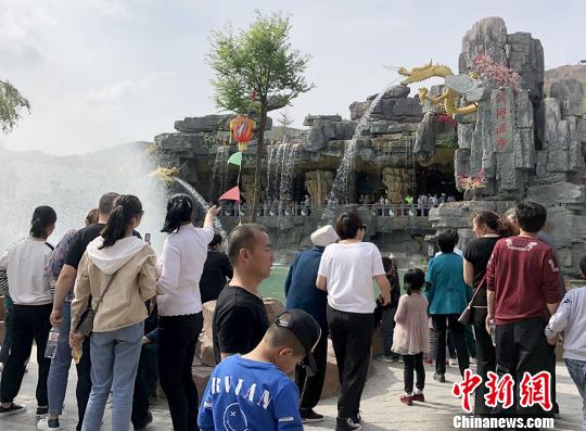 景區(qū)5月1日接待游客約六萬人,，游客絡(luò)繹不絕,。　劉杰 攝