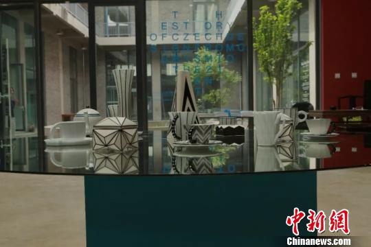 圖為《變形記》展品,。　刁海洋 攝