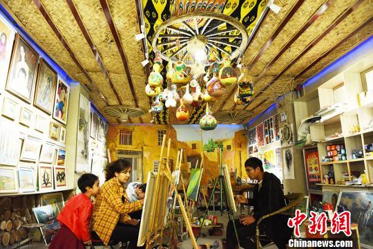 5月3日，阿瓦提縣刀郎農民畫家們正在創(chuàng)作,?！∶阏?攝