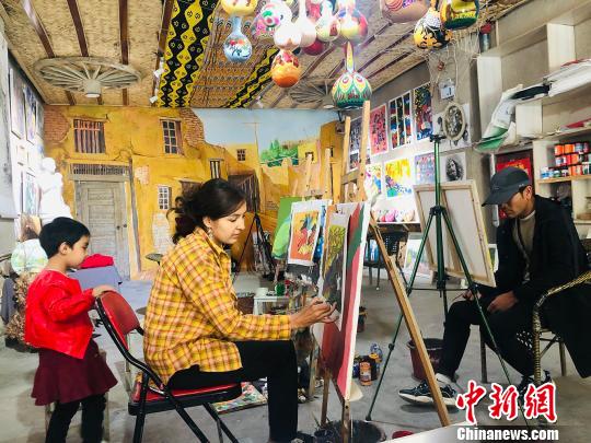 5月3日，阿瓦提縣刀郎農民畫家們正在創(chuàng)作,?！∶阏?攝