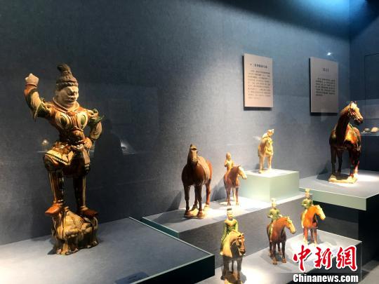 圖為展出的唐三彩，從一個(gè)倒面反映了唐朝的政治、經(jīng)濟(jì),、文化,、風(fēng)俗等內(nèi)容，與詩(shī)歌,、繪畫(huà),、建筑等共同組成了唐王朝文化的豐富旋律?！〈藜衙?攝