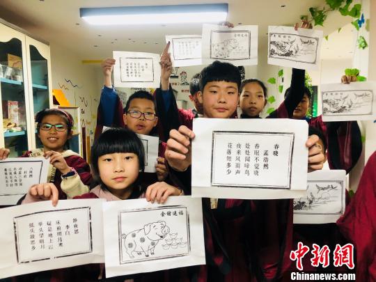 孩子們?cè)谕醴ㄈf(wàn)的指導(dǎo)下完成自己的印刷作品 受訪者供圖 攝