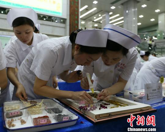 廣西一醫(yī)院護(hù)士用中藥葉作畫展示無窮創(chuàng)意
