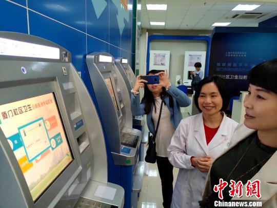 目前廈門(mén)市39家社區(qū)衛(wèi)生服務(wù)中心和衛(wèi)生院均可以使用電子健康卡就診,，極大地方便民眾就醫(yī)?！罘?攝