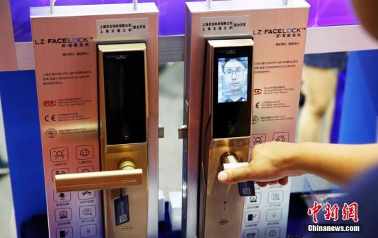 資料圖：消費者試用智能人臉識別門鎖。 <a target='_blank' href='http://www.chinanews.com/'>中新社</a>記者 湯彥俊 攝