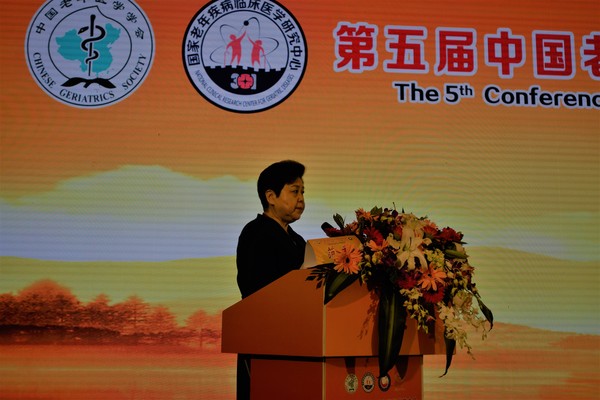 圖為十二屆全國政協(xié)委員、解放軍總醫(yī)院原副院長范利致辭