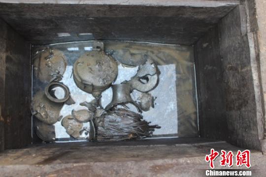 荊州龍會(huì)河北岸墓地M324頭箱隨葬器物,，其中包括戰(zhàn)國(guó)楚簡(jiǎn)共324枚,。荊州博物館供圖