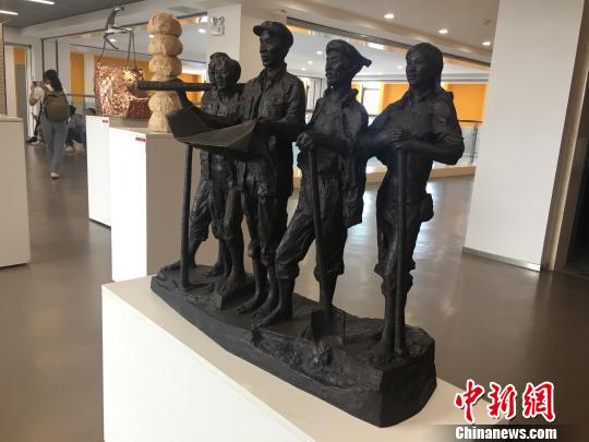 圖為現(xiàn)場展示的雕塑及裝置作品 陳靜 攝