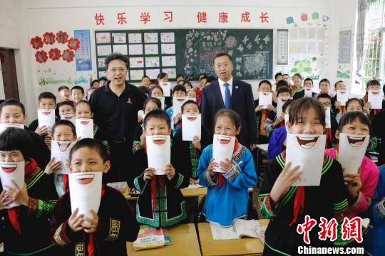 中國紅基會攜手內(nèi)蒙古伊利公益基金會啟動“伊心為你,，感動童行”天使之旅貧困先心病患兒篩查救助行動。5月7日至10日,，篩查活動將陸續(xù)在隆林縣,、田林縣及凌云縣開展貧困先心病患兒篩查救助活動?！「洞簛?攝