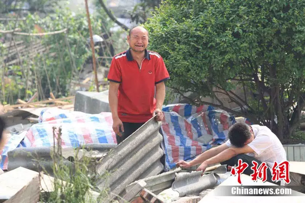 2008年5月16日,，汶川縣映秀鎮(zhèn)兩位居民看著地震后被毀的家園，不禁痛哭失聲,。中新社記者 盛佳鵬攝
