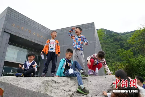 2018年4月22日,，孩子們在汶川縣青少年活動中心前玩耍,。中新社記者 毛建軍攝