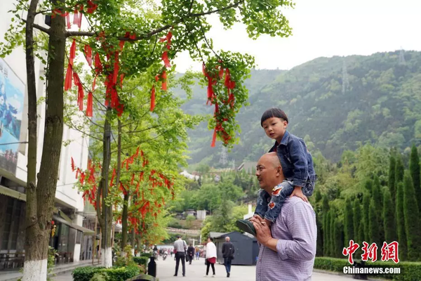 參觀者在汶川縣映秀鎮(zhèn)漩口中學(xué)地震遺址,。中新社記者 毛建軍 攝