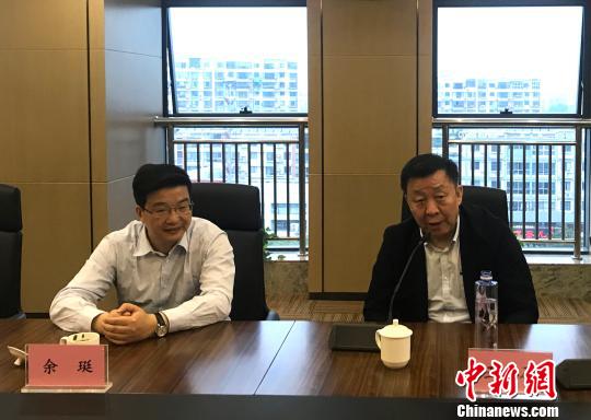圖為中華文化促進(jìn)會(huì)主席王石(右)和揚(yáng)州市副市長(zhǎng)余珽(左)出席媒體見面會(huì)?！〈藜衙?攝
