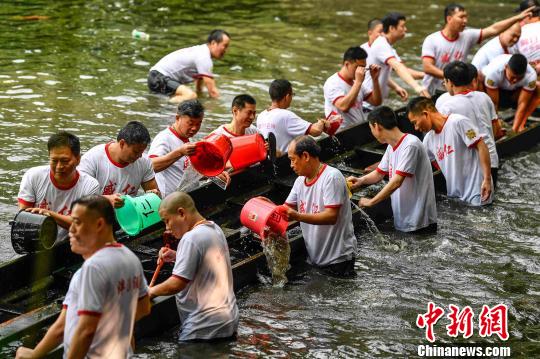 村民們將積壓龍船艙內(nèi)的泥沙掏出,。　陳驥旻 攝