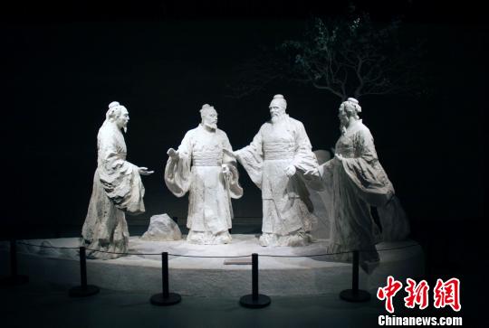 孔子博物館展示內(nèi)容包括“孔子的時(shí)代”“孔子的一生”“孔子的智慧”“孔子與中華文明”“孔子與世界文明”等,?！⊥躏w 攝