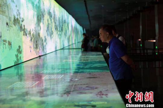 圖為,，觀眾在孔子博物館展品前駐足觀賞,，了解每件文物背后的故事?！⊥躏w 攝