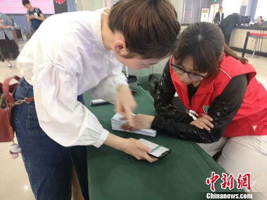 市民向志愿者咨詢?nèi)绾问褂秒娮由绫？??！堨蠚g 攝