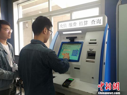 市民現(xiàn)場(chǎng)操作“刷臉辦事”?！堨蠚g 攝