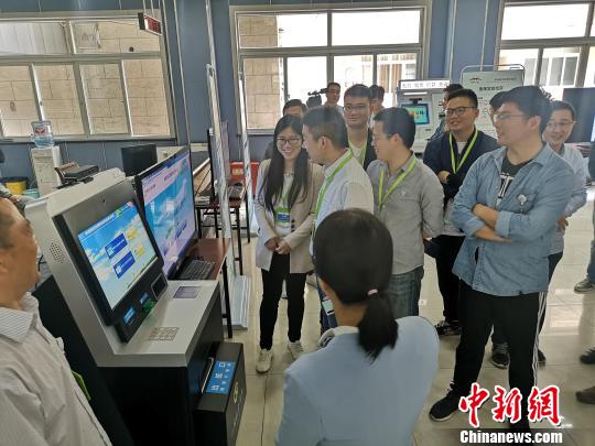 市民現(xiàn)場(chǎng)操作“刷臉辦事”,?！堨蠚g 攝