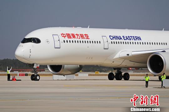 東航A350-900客機(jī)于5月13日上午9時(shí)35分，平穩(wěn)降落在北京大興國(guó)際機(jī)場(chǎng)的跑道上,?！∫罅⑶?攝