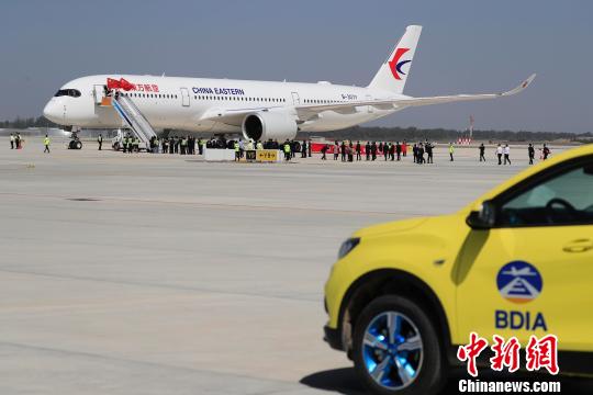 東航A350-900客機(jī)于5月13日上午9時(shí)35分,，平穩(wěn)降落在北京大興國(guó)際機(jī)場(chǎng)的跑道上,。　殷立勤 攝