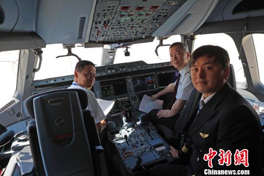 執(zhí)行試飛機(jī)組合影,。　殷立勤 攝