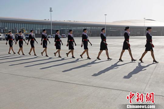 東航地服人員正在大興機(jī)場(chǎng)進(jìn)行準(zhǔn)備工作,。　殷立勤 攝