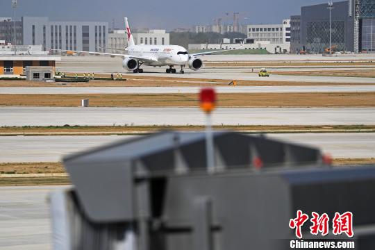 東航A350-900客機(jī)于5月13日上午9時(shí)35分,，平穩(wěn)降落在北京大興國(guó)際機(jī)場(chǎng)的跑道上,。　殷立勤 攝