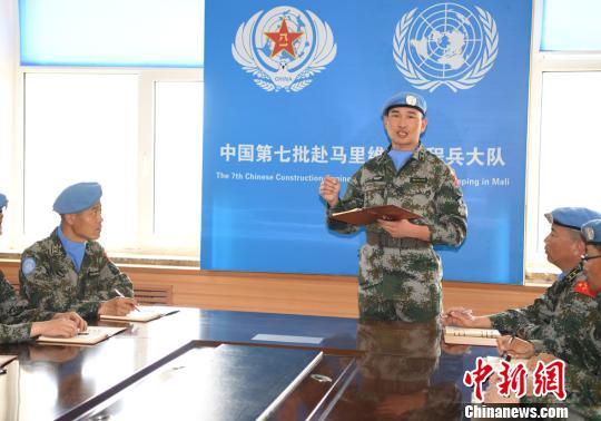 卞龍向戰(zhàn)友們講解出國后注意事項(xiàng),。　楊再新 攝