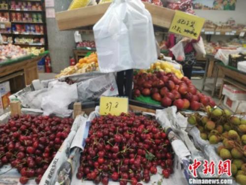 圖為超市里的荔枝,。 謝藝觀 攝