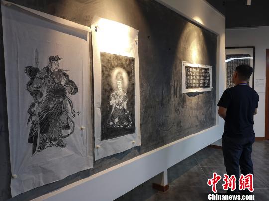博物館豐富的摩崖石刻拓片吸引人駐足欣賞,?！√菩∏?攝