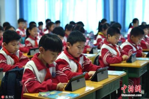 資料圖：小學生正在用移動設備上課,。圖片來源：東方IC 版權作品 請勿轉載
