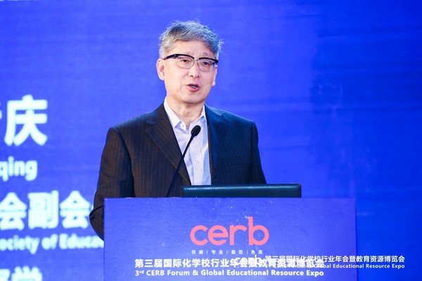 中國(guó)教育學(xué)會(huì)副會(huì)長(zhǎng),、國(guó)家督學(xué)尹后慶作主旨發(fā)言