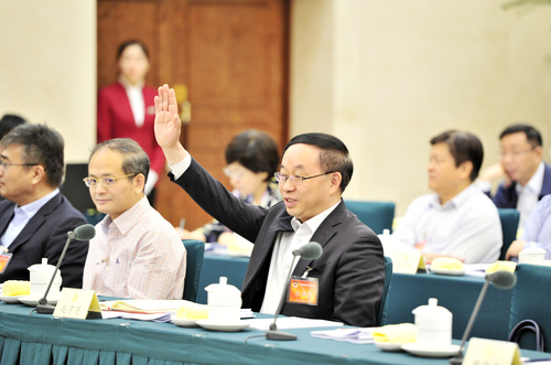 5月14日，全國政協(xié)在京召開“創(chuàng)新驅(qū)動發(fā)展”專題協(xié)商會,。圖為專題協(xié)商會分組討論會上全國政協(xié)委員,、中國科學(xué)院院士趙宇亮舉手搶先發(fā)言。本報記者姜貴東攝