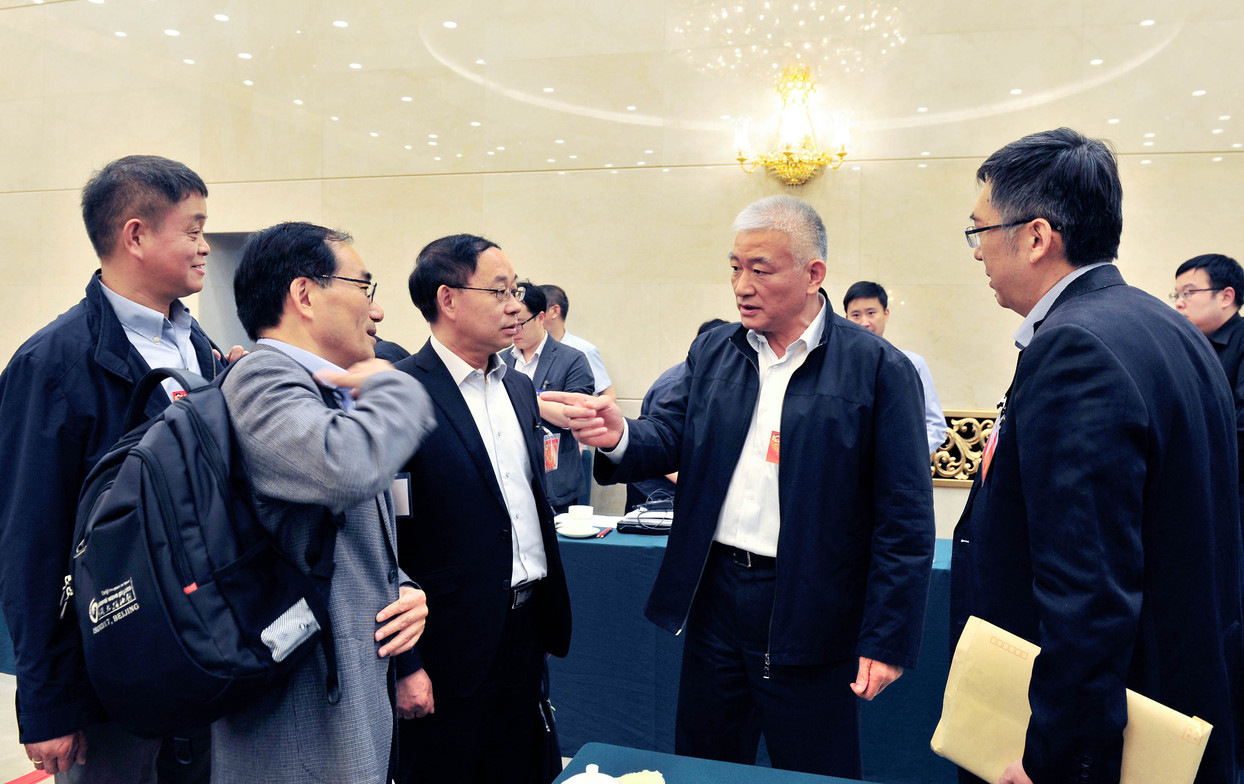 院士們與科技部部長(zhǎng)王志剛現(xiàn)場(chǎng)交換意見(jiàn)