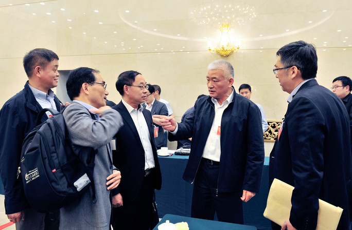院士們與科技部部長(zhǎng)王志剛現(xiàn)場(chǎng)交換意見(jiàn)