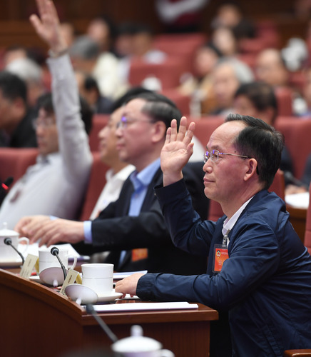 委員們爭(zhēng)先舉手,，爭(zhēng)取發(fā)言機(jī)會(huì)