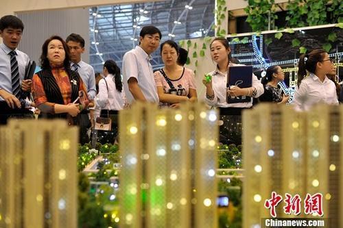 資料圖：置業(yè)顧問為民眾推薦商品房戶型,。<a target='_blank' href='http://www.chinanews.com/'>中新社</a>記者 韋亮 攝