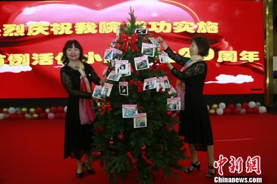 亞洲首例同卵雙生活體小腸移植雙胞胎姐妹共同懸掛“腸”安樹,。　張懿楠 攝