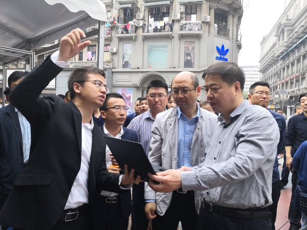 江漢區(qū)政協(xié)主席嚴國運帶領部分委員到江漢路步行街